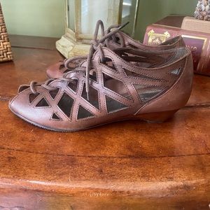 Nice Leather Coach & Four Lace Up Peep Toe Sandal Shoe 8